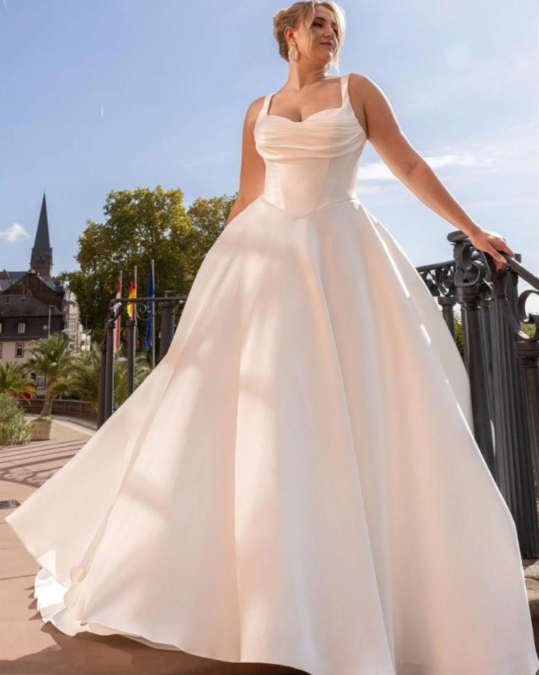 Braut im A-Linien-Kleid auf einer Terrasse