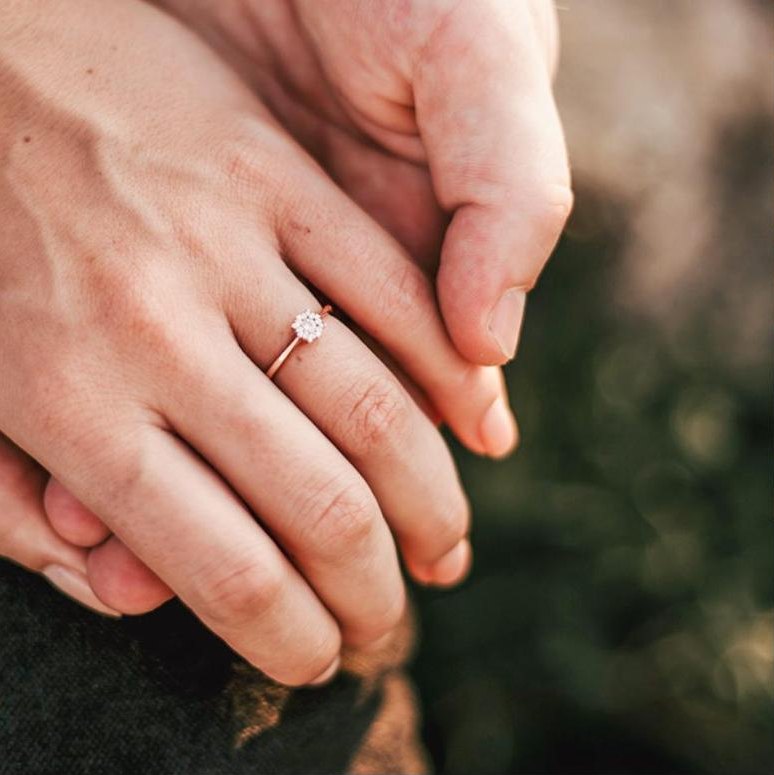 Hand mit Verlobungsring
